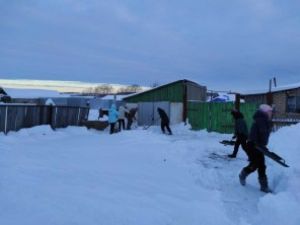 Вандышевские школьники убрали снег во дворах пожилых сельчан