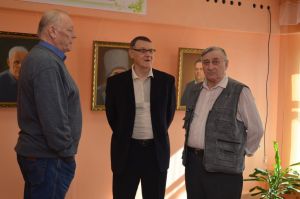 В Уйском ДНТ состоялось открытие выставки картин местного художника