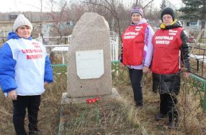 Серебряные волонтеры навели порядок у мемориала жертвам репрессий в Уйском
