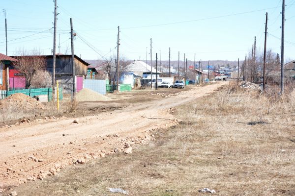 В Уйском в районе Старого Заречья отсыпали дороги