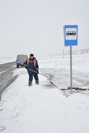 Уйские дорожники продолжают расчистку территории от снега