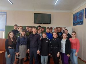 Полицейские встретились со студентами Уйского филиала