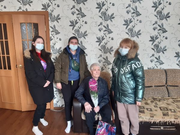 Волонтеры поздравили ветерана войны с Днем защитника Отечества