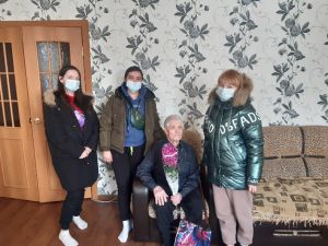 Волонтеры поздравили ветерана войны с Днем защитника Отечества
