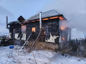Сегодня утром в Уйском в районе Нового Заречья загорелся дом