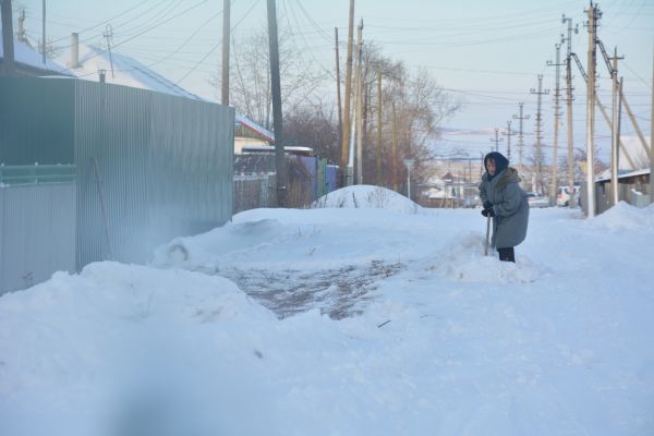 В Выдрино наводят порядок после обильных снегопадов