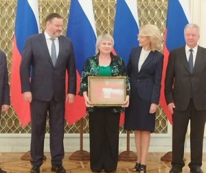 Директору Уйского комплексного центра вручили Правительственную награду