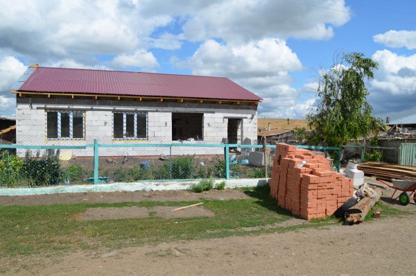 В Выдрино многодетная семья строит дом