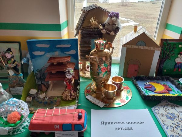 В Уйском проходит районная выставка детского творчества
