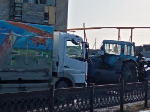 Жители Зернового помогли вытащить грузовую машину