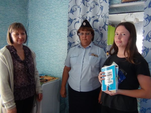 В Уйском районе полицейские поздравили детей с началом учебного года