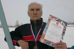 П. Лебедев с медалью и грамотой