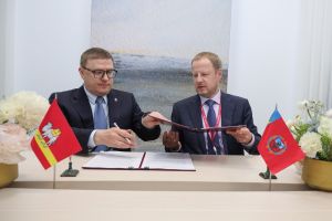 Губернатор Алексей Текслер подписал соглашения с главами двух субъектов РФ