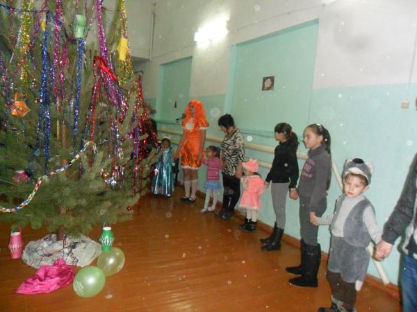 У новогодней елки для детей из Воронино прошел праздник