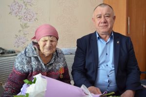 Труженице тыла из Гусар вручили медаль в честь юбилея Победы