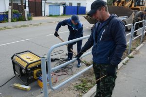 В Уйском на Пионерской устанавливают ограждение