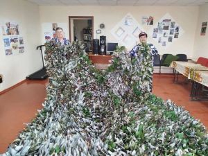 Жители Грибановки сплели маскировочную сеть для наших земляков-бойцов специальной военной операции.