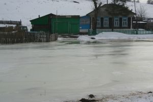 В деревне Кочнево начала разливаться речка