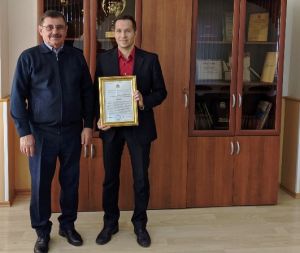 Глава Уйского района Вениамин Владельщиков поздравил заведующего отделом молодежи