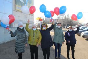 В Уйском стартовал флешмоб &laquo;Собери цвета флага&raquo;