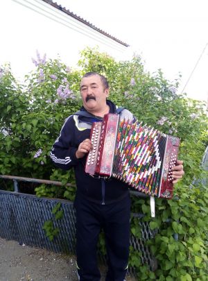 В Горках играет шуйская гармонь