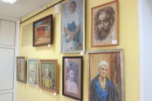В Уйском открылась областная выставка живописи