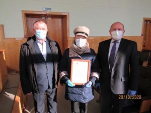 В Уйском районе вдова участника войны получила сертификат на покупку жилья