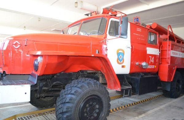 В Мирном горел гараж, в Лебедевке &ndash; деревянный дом