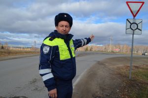 В Уйском из большегрузной машины выпала 5-тонная болванка