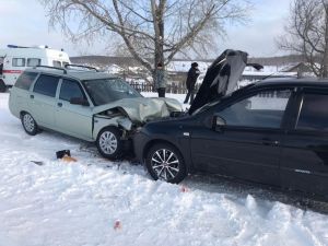 В праздничные выходные возле Ларино столкнулись два отечественных авто