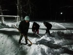 Волонтеры в Мирном убрали снег возле ДК