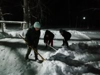 Волонтеры в Мирном убрали снег возле ДК