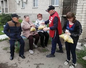 В Уйском серебряные волонтеры провели акцию &laquo;Доброе яблоко&raquo;