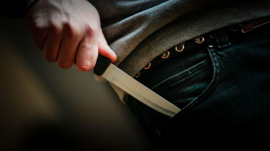 Колет ножом. Фотосессия с ножом мужчина.
