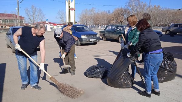 Сотрудники Уйского ДК провели субботник