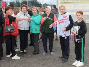 Серебряные и юные волонтеры Уйского района провели акцию &laquo;Под флагом единым&raquo;