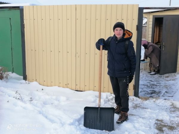 Студенты Уйского филиала помогли пенсионерке