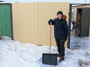 Студенты Уйского филиала помогли пенсионерке