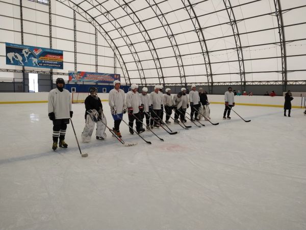 В Уйском крытый хоккейный корт «Юность» готовят к зимнему сезону